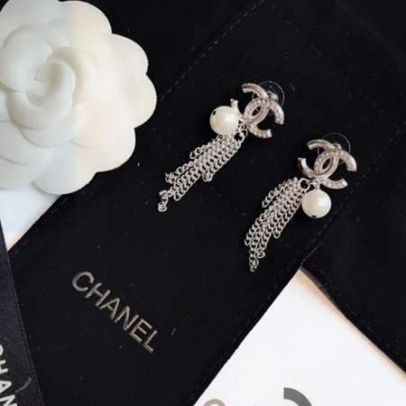 Chanel ラインストーン真珠付きCCマークフリンジピアス