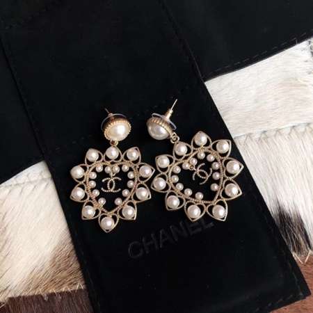 Chanel レトロハート形パール付きピアス