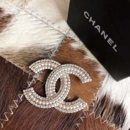 Chanel パールラインストーン付きブローチピン