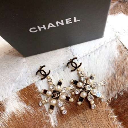 Chanel 米字ラインストーン真珠付きピアス