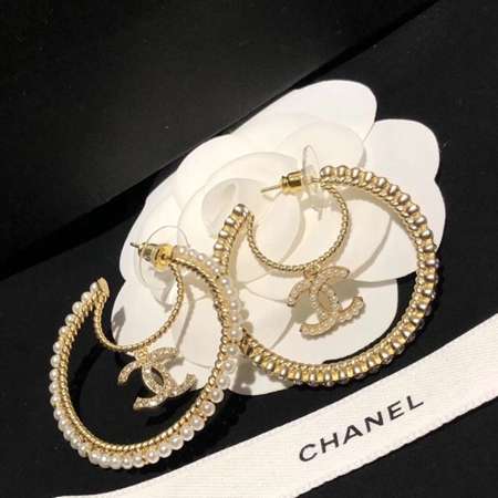 Chanel ラインストーン付き月形非対称ピアス