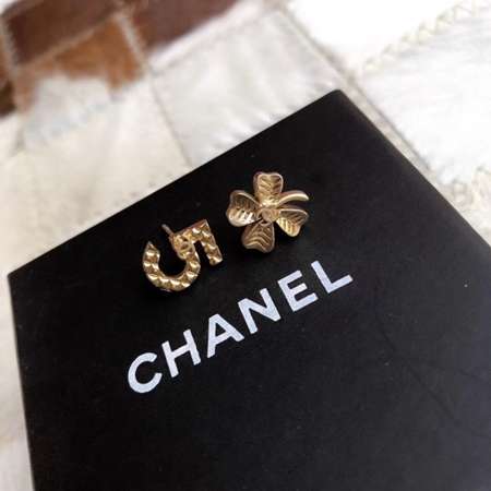 Chanel 数字5四つ葉非対称ピアス