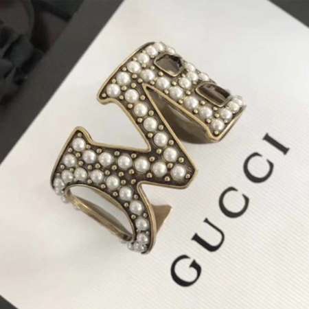 Gucci 英字LOVEパール付きブレスレット