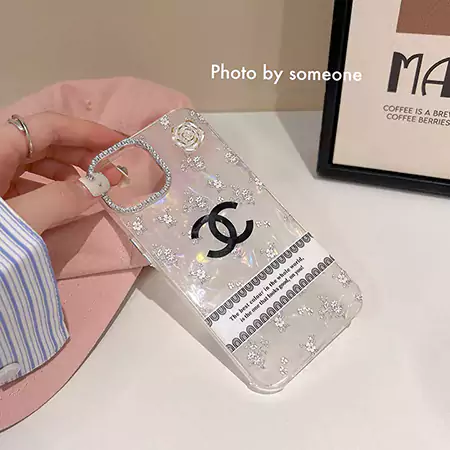 chanel iphone16promax/16plusスマホケース キラキラ カメラレンズ保護 高校生 女子 シャネルアイフォン15pro/15ケース CCロゴ カメリア イタズラ風 ブランドiphone14/13ケース 流行り ファッション