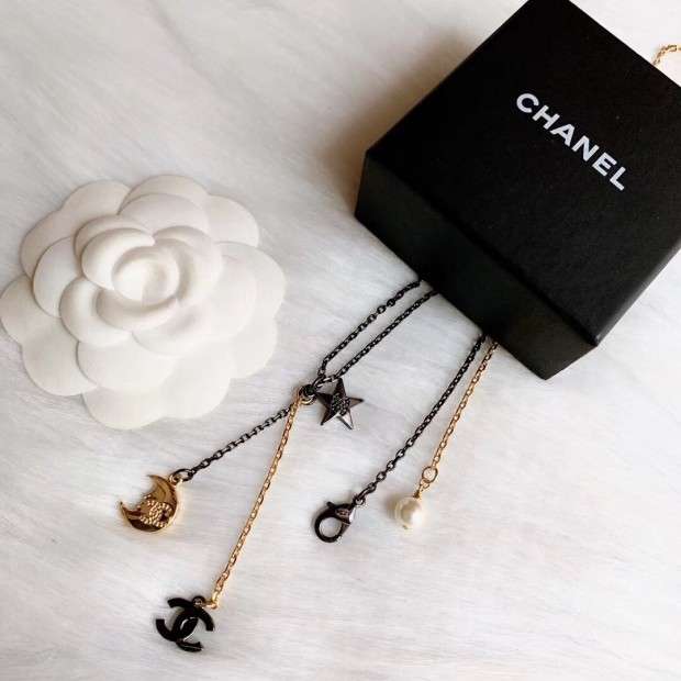 CHANEL 定番的 星 月形 ペンダント