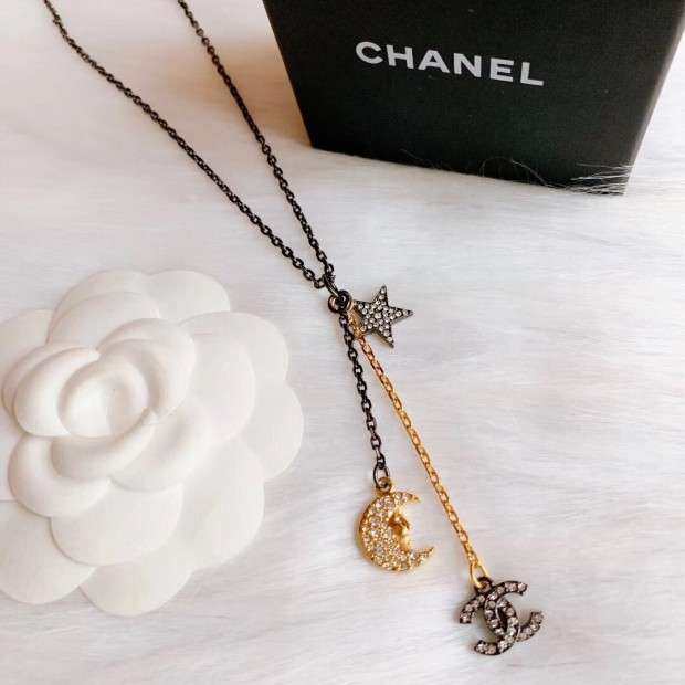 CHANEL 定番的 星 月形 ペンダント