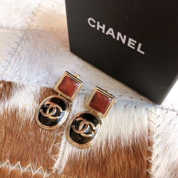 Chanel アクセサリー ボタン形