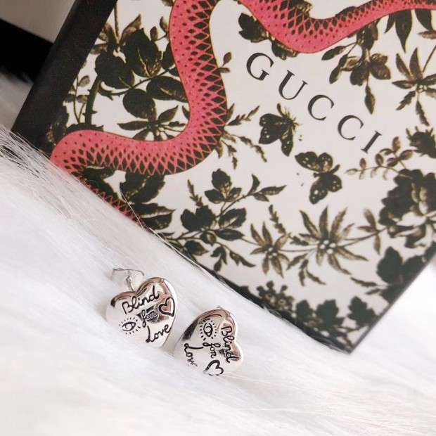 gucci新発売ピアス blind for love ハート形