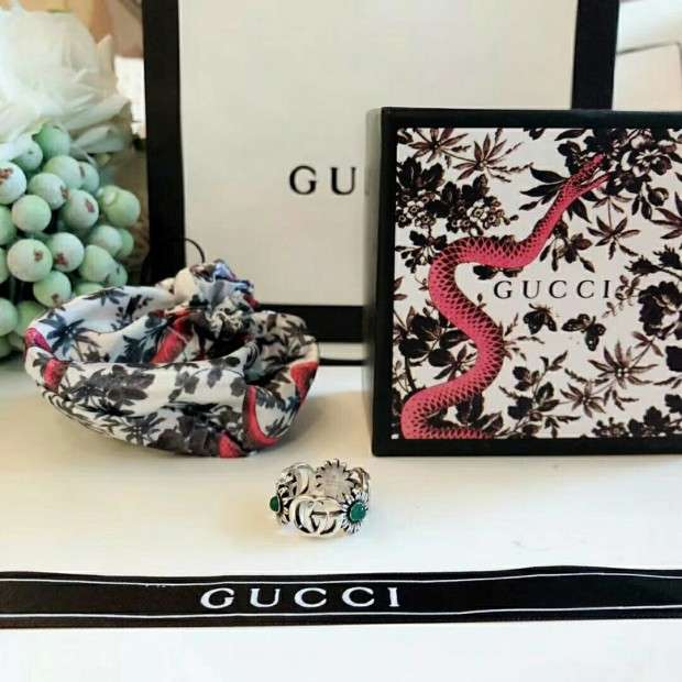 gucci ピンキーリング リベットデザイン