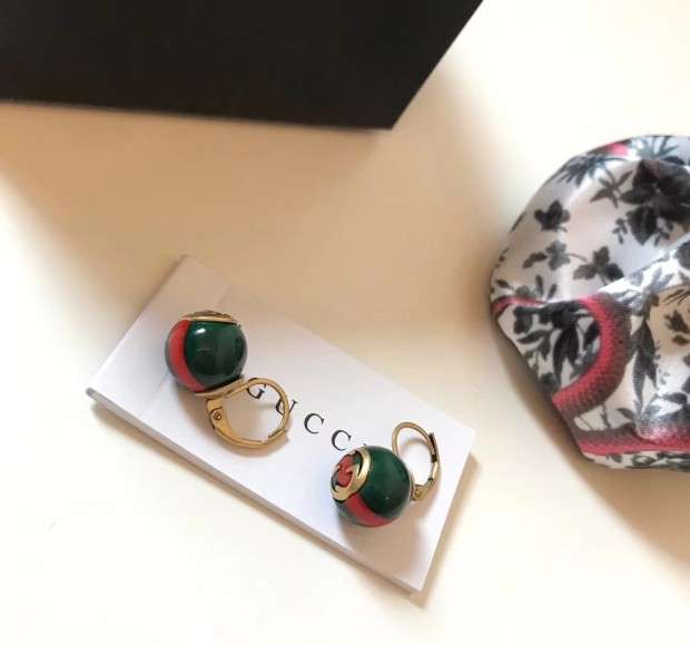 個性 ピアス GUCCI