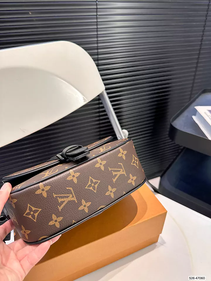 LV メンズ 斜め掛けバッグ