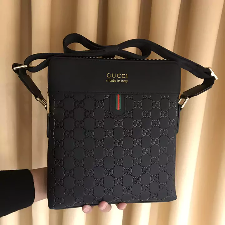 男性 ブラック ショルダーバッグ Gucci