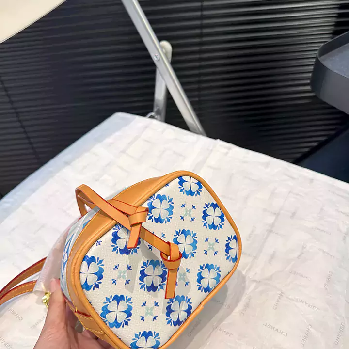 お洒落なデザイン Louis Vuitton 斜め掛けバッグ