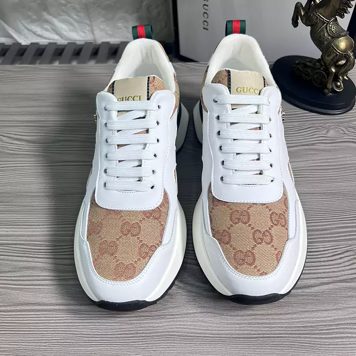 芸能人 GUCCI エーススニーカー