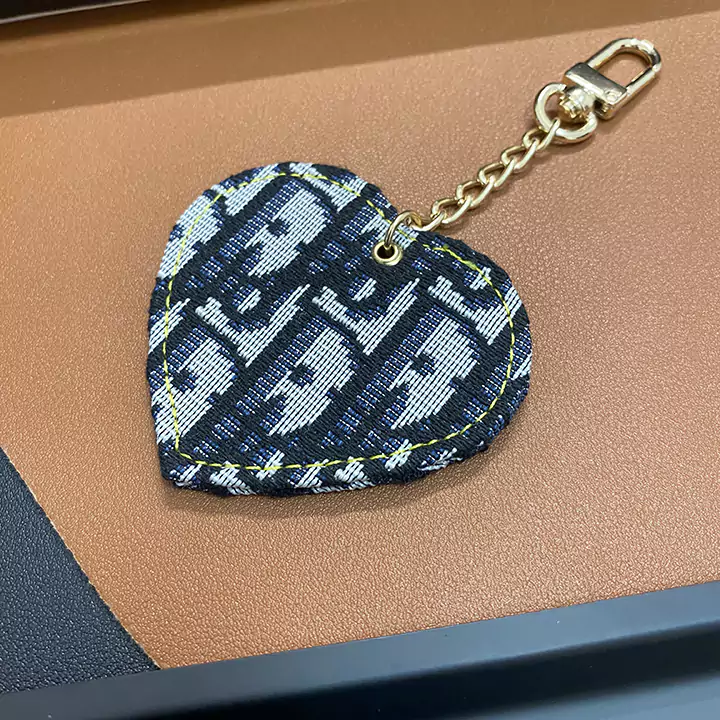 Dior に刺繍 ロゴ ペンダント