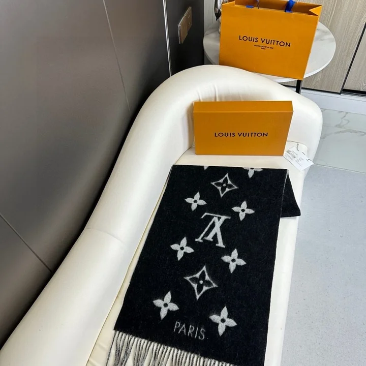 VUITTON 大判マフラー