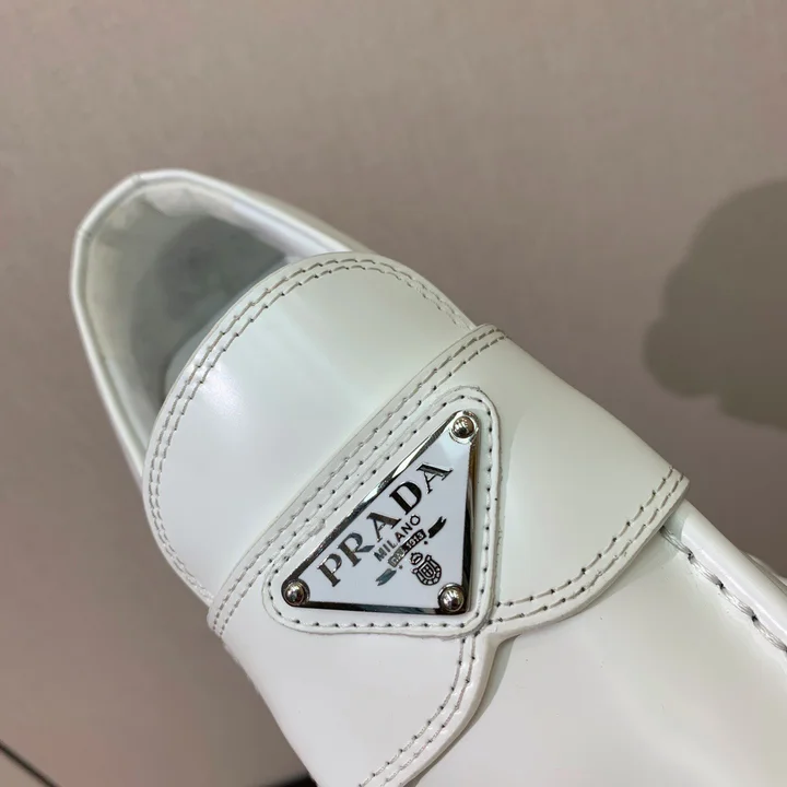 プラダ PRADA ローファー 厚底ビット パテントレザー 三角ロゴ レディース ローファー ホワイト