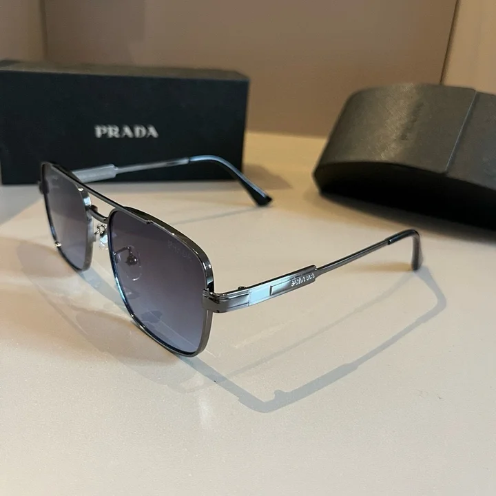 PRADA UVカットサングラス